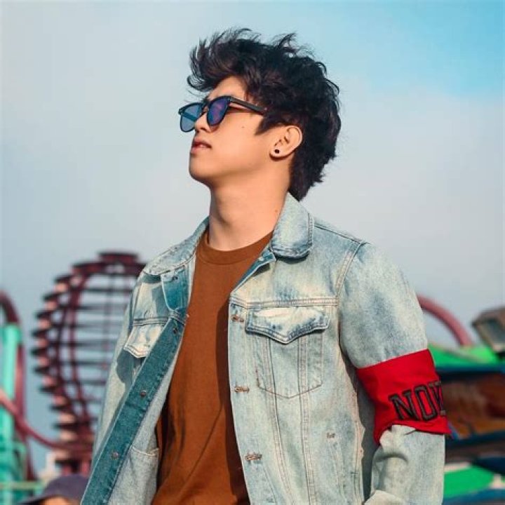 Ranz Kyle standing in front of a mural that says "Beautiful".