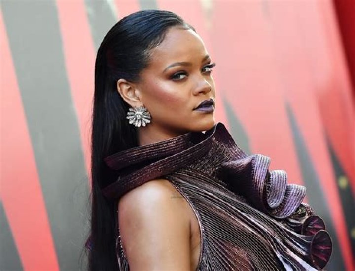 Rihanna Mocks Fans Online | Celebuzz
